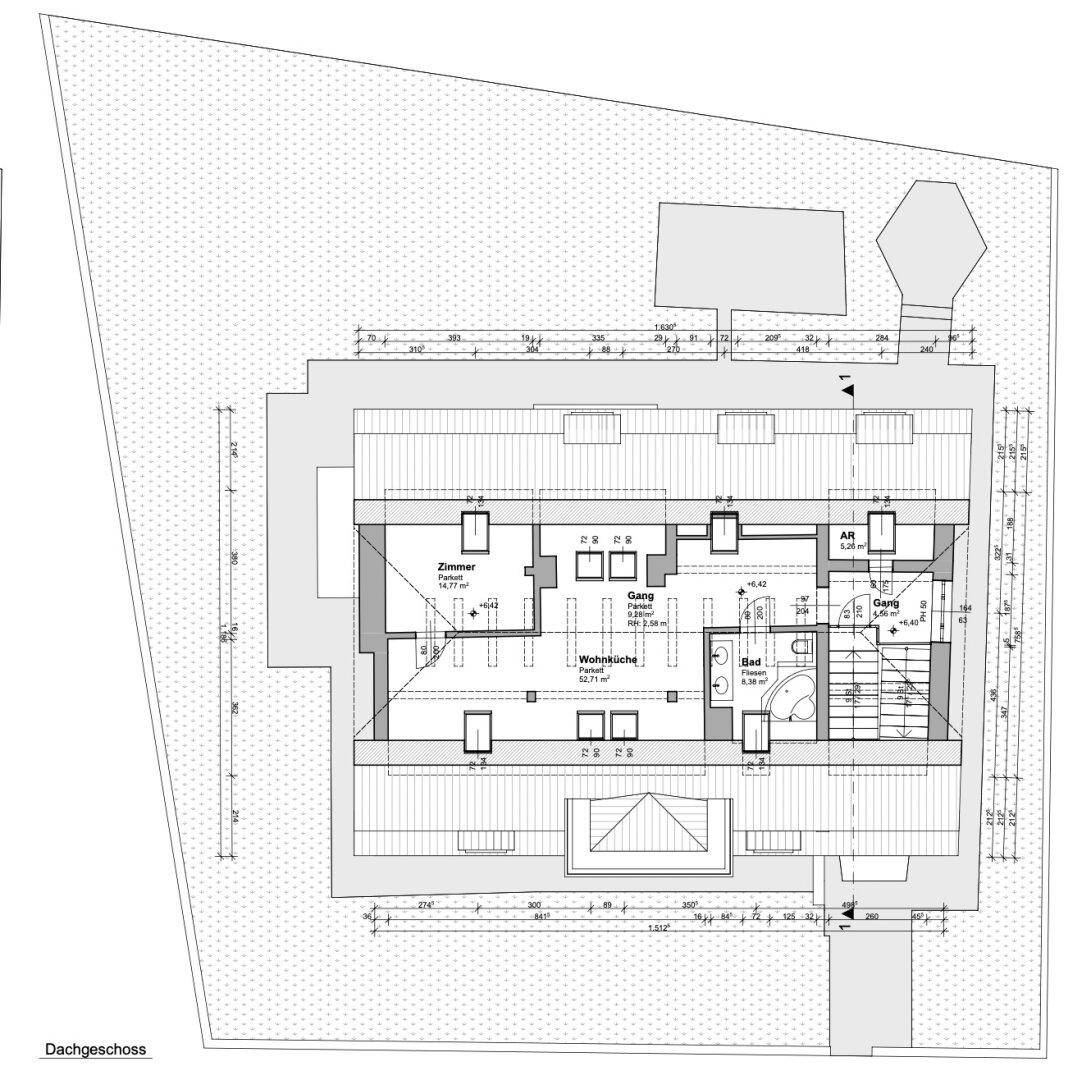 Grundriss des Dachgeschosses mit offener Wohnküche, Zimmer, Bad und Dachschrägen.