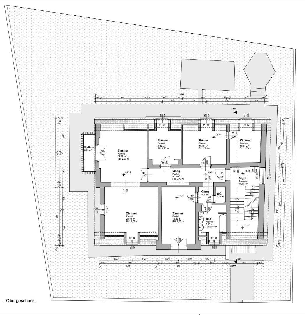 Grundriss des Obergeschosses mit Zimmern, Küche, Bad, separatem WC und Zugang zum Balkon.