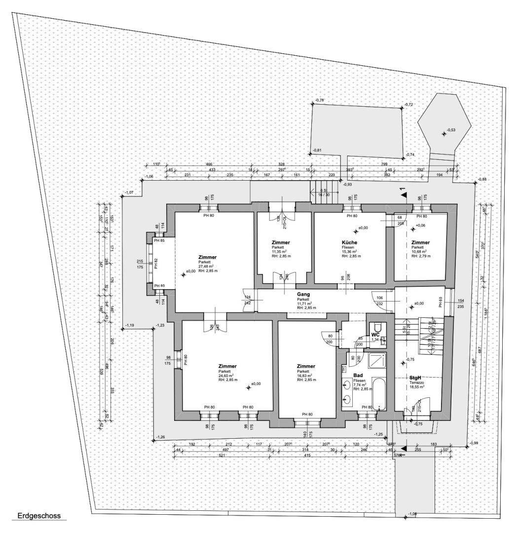 Grundriss des Erdgeschosses mit mehreren Zimmern, Küche, Badezimmer und separatem WC.