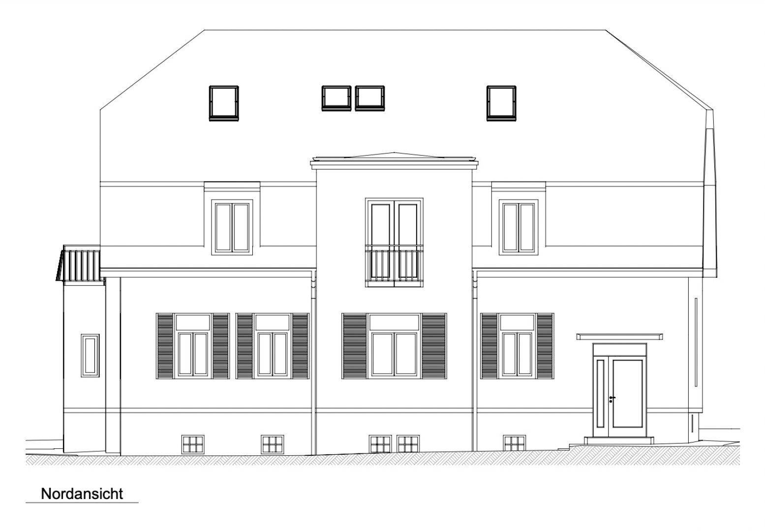 Nordfassade des Gebäudes mit klassischen Fenstern, Fensterläden und einem französischen Balkon.