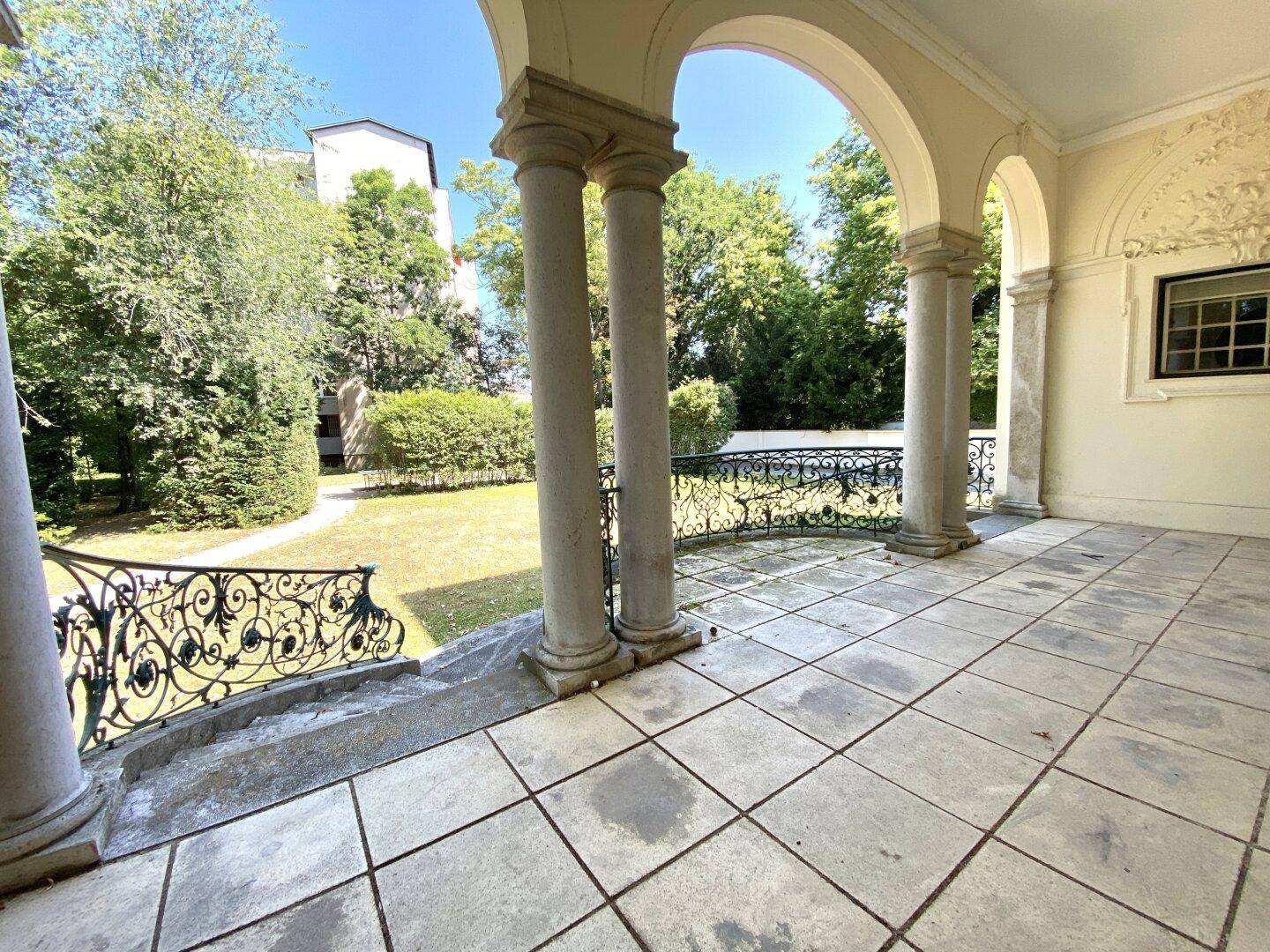 Terrasse mit Abgang in einen großen Garten