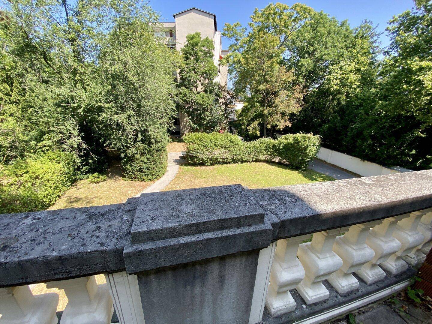 Blick von der ca. 14m2 großen Terrasse