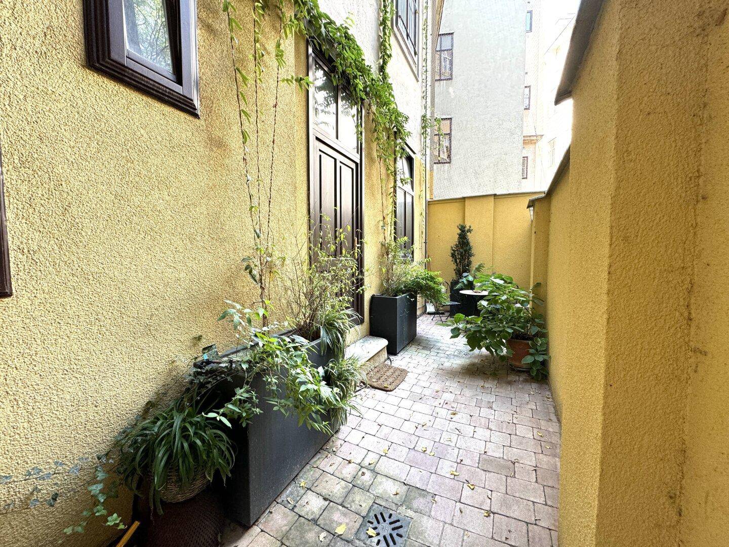 hofseitige Terrasse zur allgemeinen Benutzung