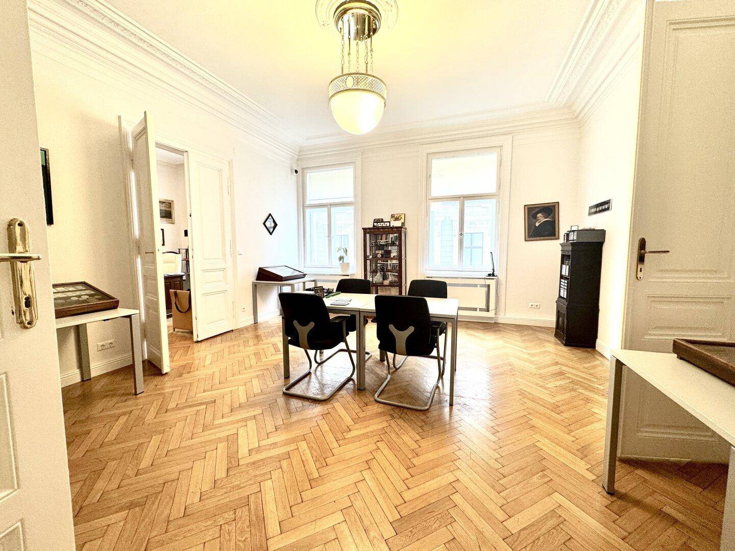 mittleres vorderes Büro zentral begehbar