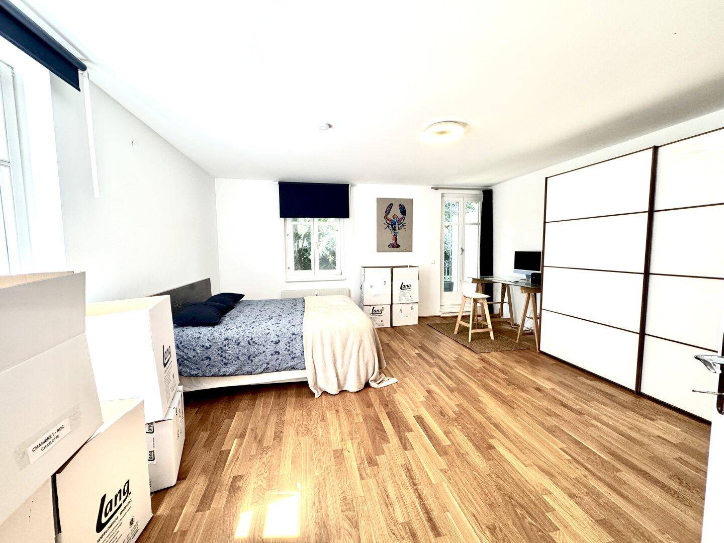 großes Schlafzimmer mit Balkon