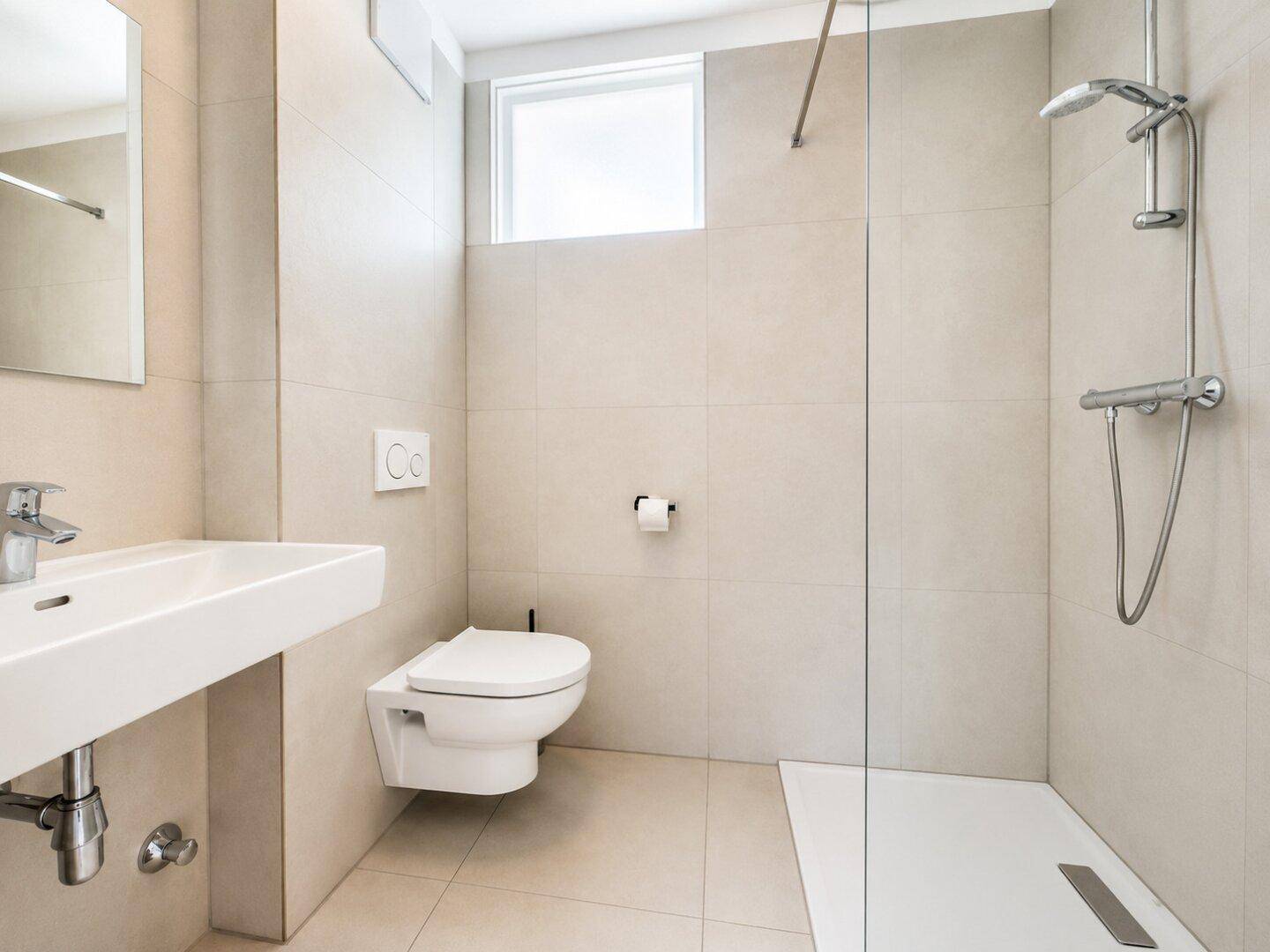 Modernes Badezimmer mit begehbarer Dusche, Wand-WC und beigefarbenen Fliesen.