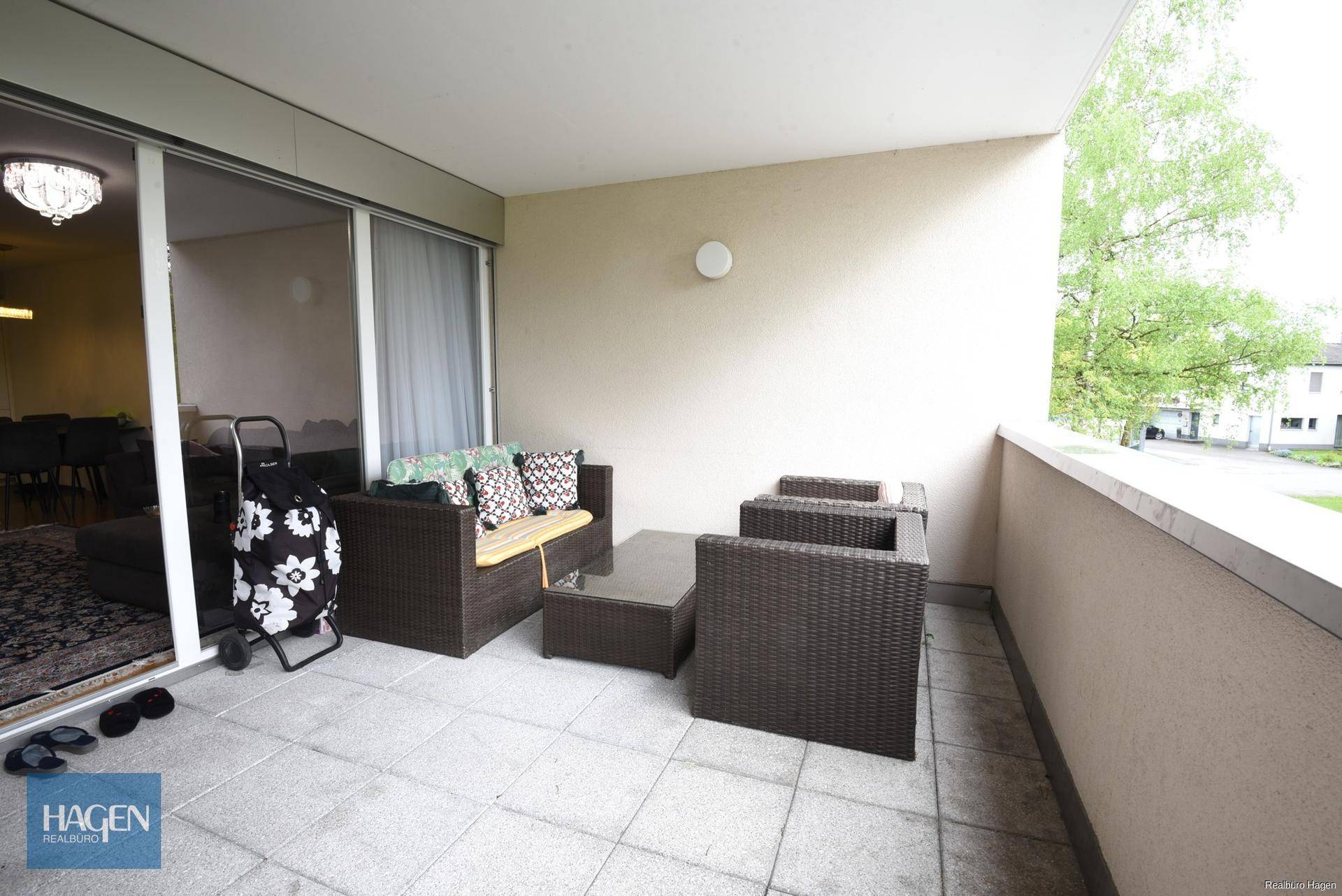 Gemütliche Terrasse mit Rattanmöbeln, ideal für entspannte Stunden im Freien.