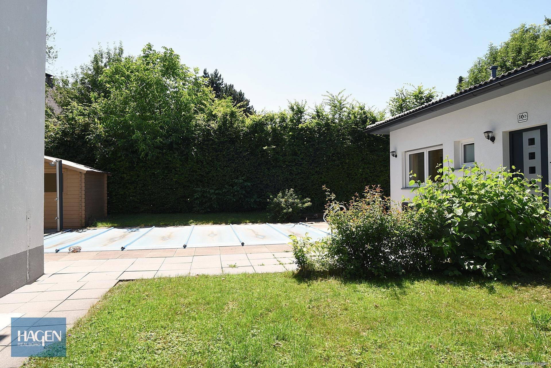Ansicht Pool und Garten Eingang