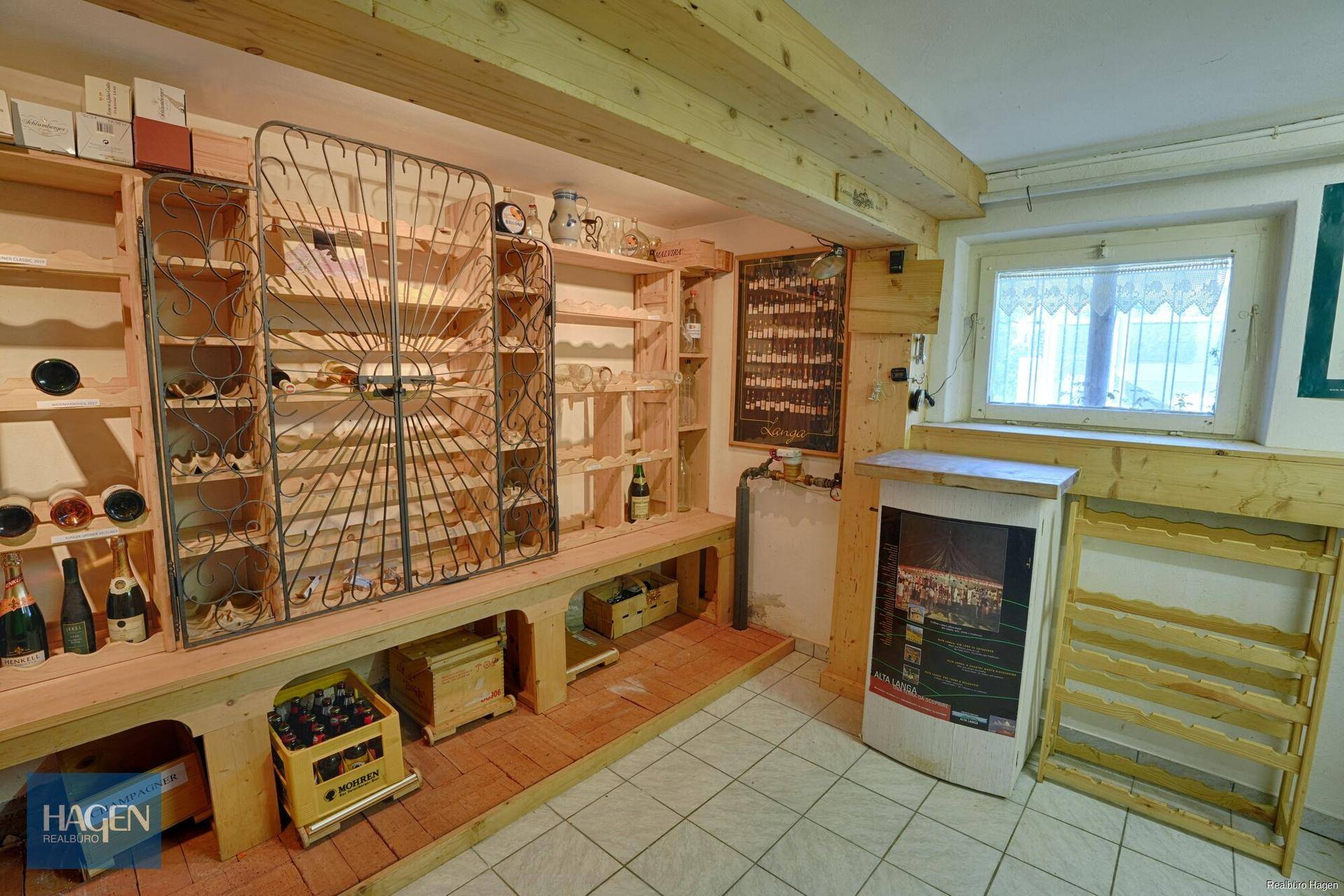 Rustikaler Weinkeller mit Holzregalen, Flaschen und traditioneller Einrichtung.