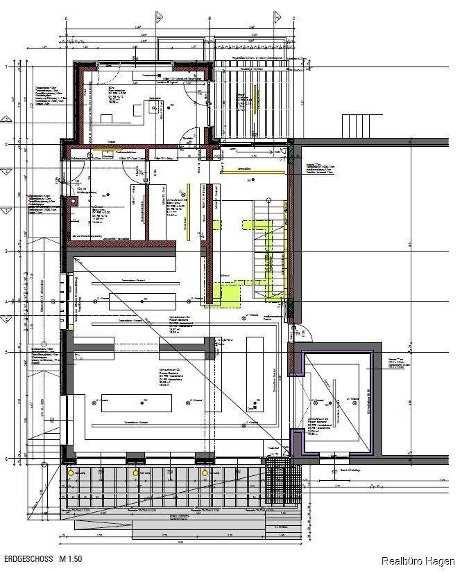 Grundriss des Erdgeschosses mit offenem Layout und Zugang zu einem Außenbereich.