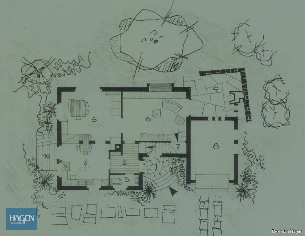 Detaillierter Grundriss des Erdgeschosses mit Gartenanlage und verschiedenen Zugängen.