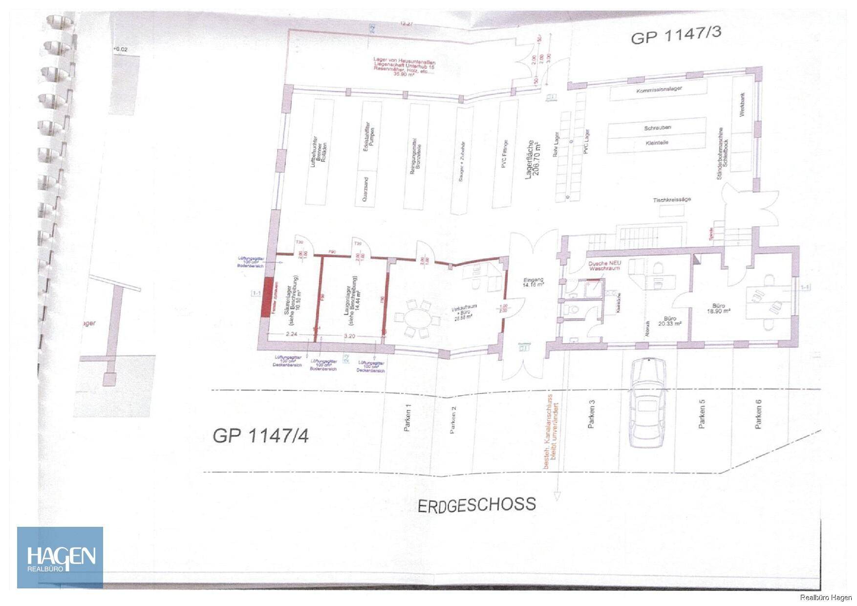 Grundriss des Erdgeschosses mit verschiedenen Räumen und Parkplätzen.