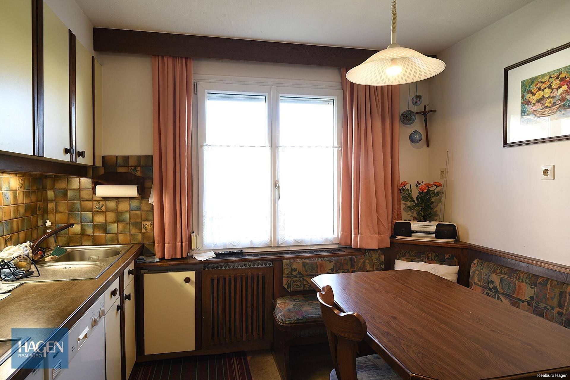 Funktionale Küche mit Essbereich, Holzmöbeln und gefliesten Wänden im traditionellen Stil.