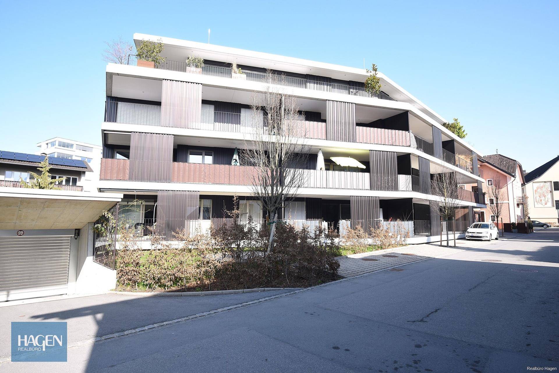 Moderne Wohnanlage mit mehreren Balkonen und ansprechender Fassadengestaltung.
