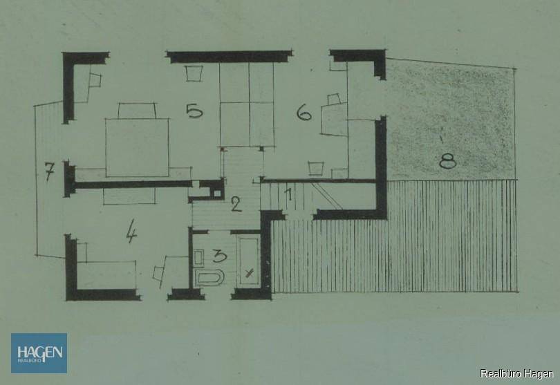 Handgezeichneter Grundriss des Obergeschosses mit Schlafzimmern und Badezimmer.