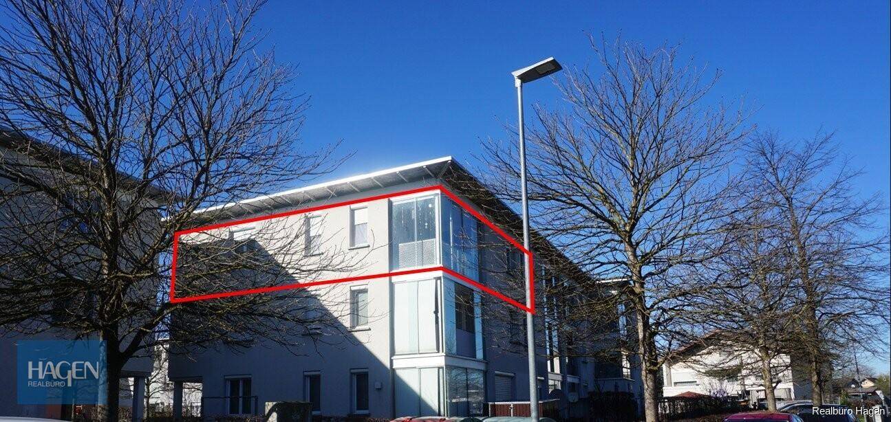Außenansicht des modernen Gebäudes mit großen Fenstern und klarer architektonischer Linie.