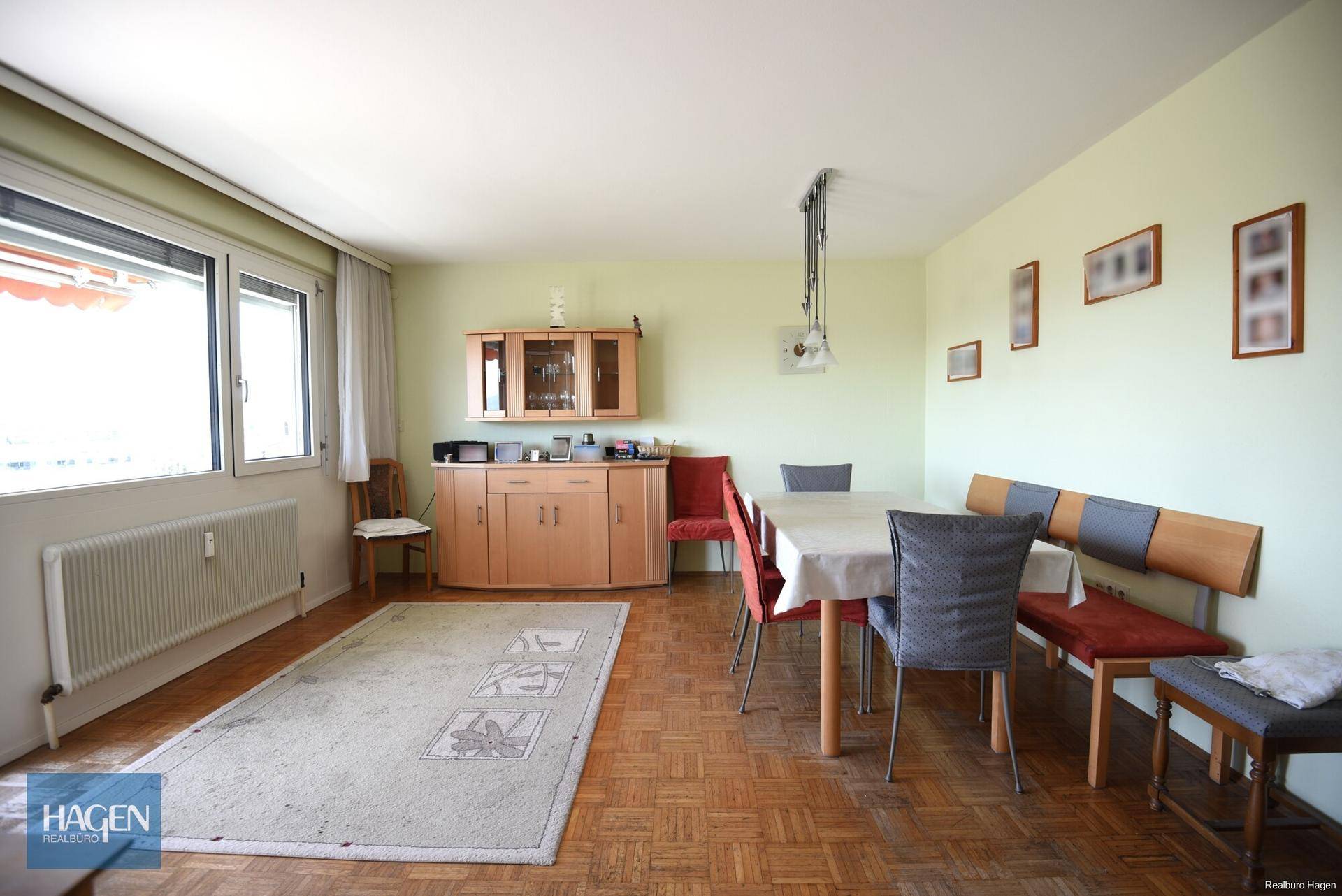 Geräumiger Essbereich mit Parkettboden, großem Fenster und viel natürlichem Licht.