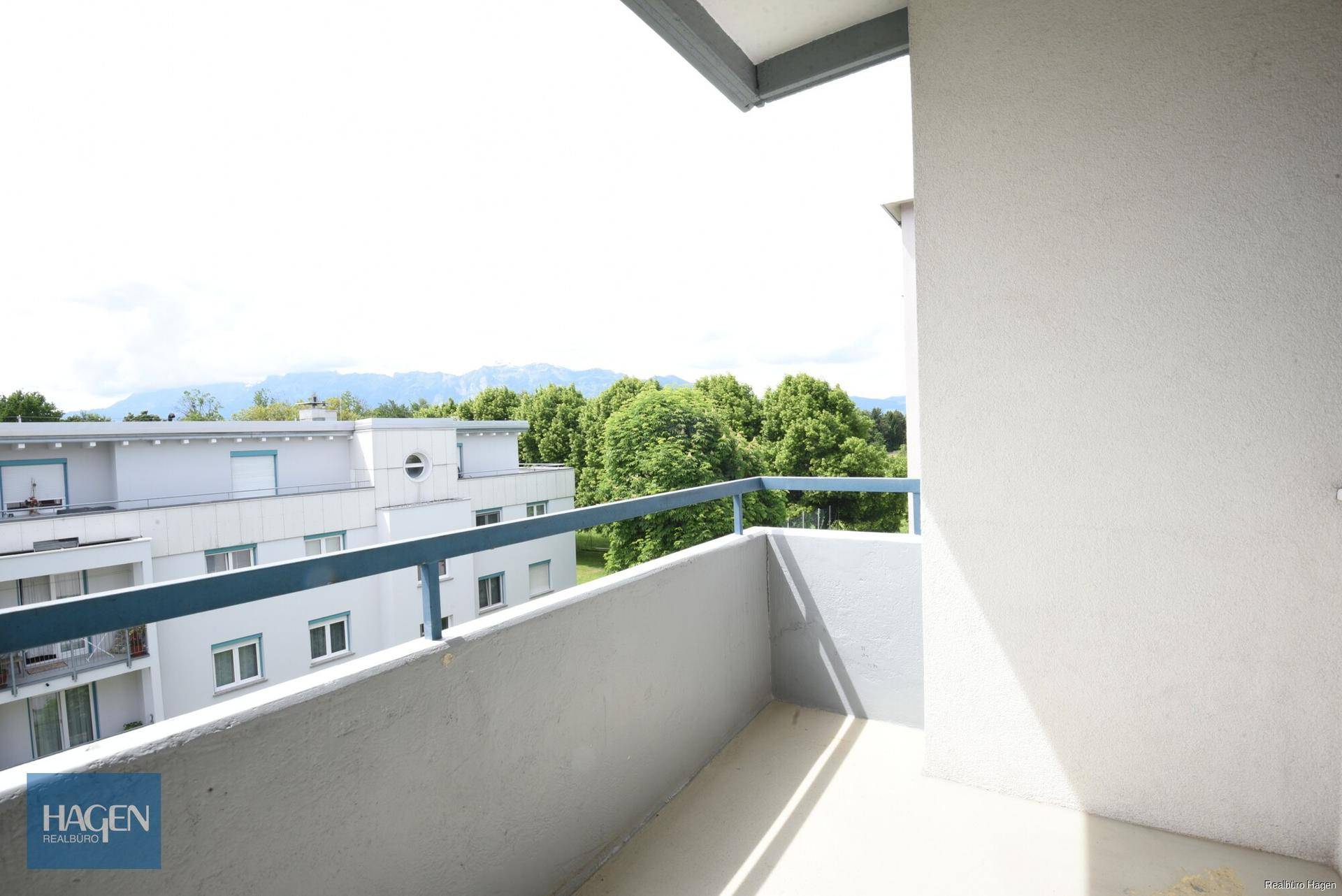 Balkon mit Bergblick und grüner Umgebung, ideal für entspannte Stunden im Freien.
