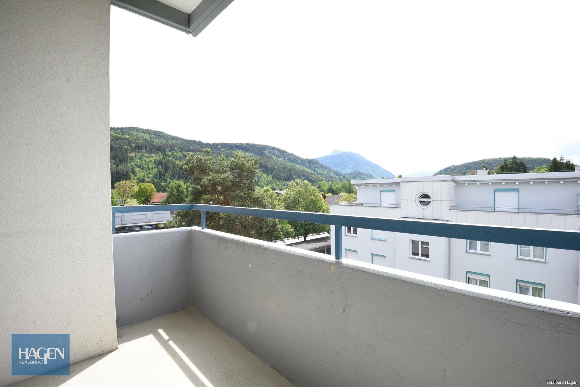 Geräumiger Balkon mit weitem Blick auf die umliegende Berglandschaft und Natur.