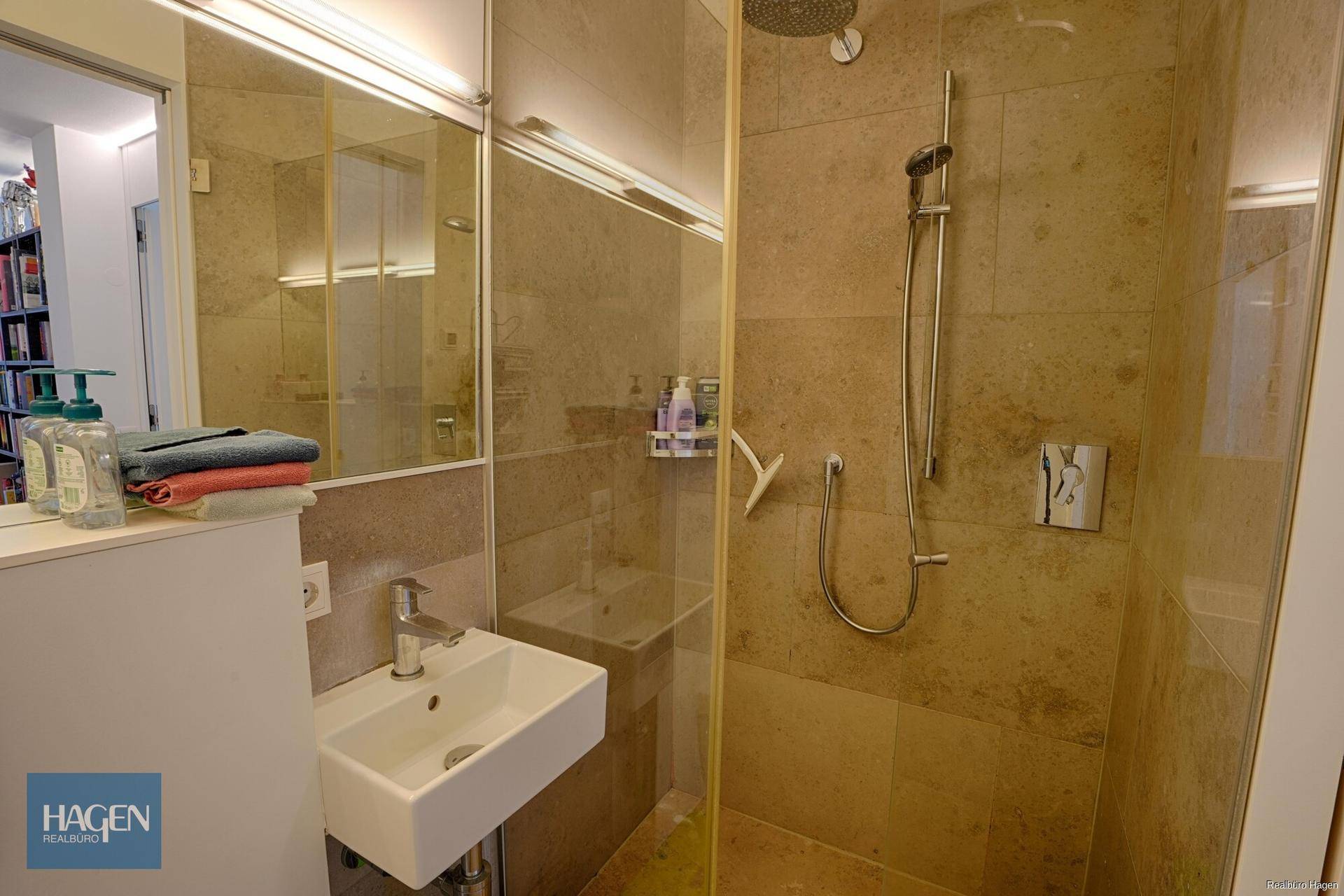 Kleineres Badezimmer mit begehbarer Dusche und modernem Einzelwaschbecken.