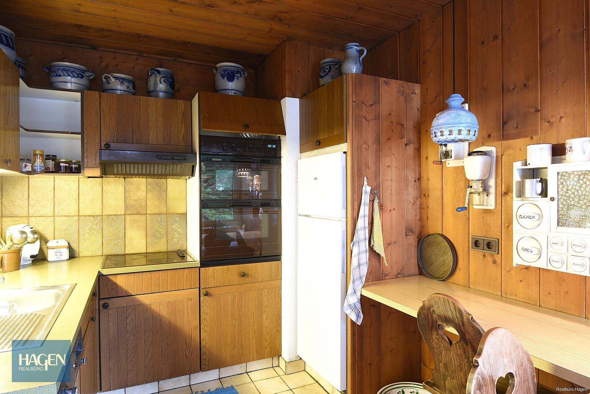Rustikale Holzküche mit Einbaugeräten, Holzverkleidung und traditionellen Details.