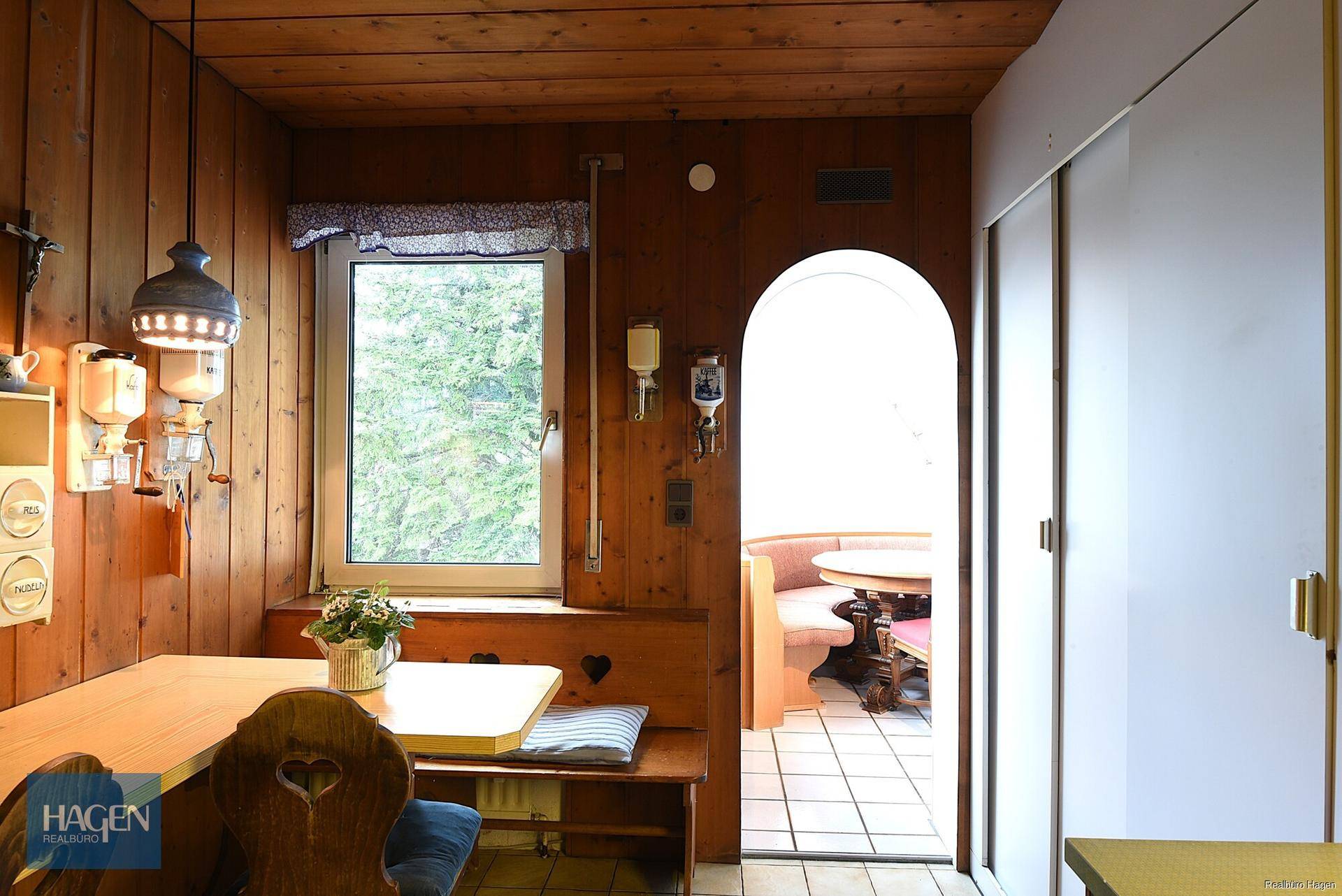 Gemütliche Holzküche mit Essbereich und Fenster, traditionell eingerichtet.