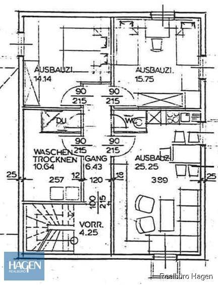 Grundrissplan mit verschiedenen Räumen und Abmessungen.