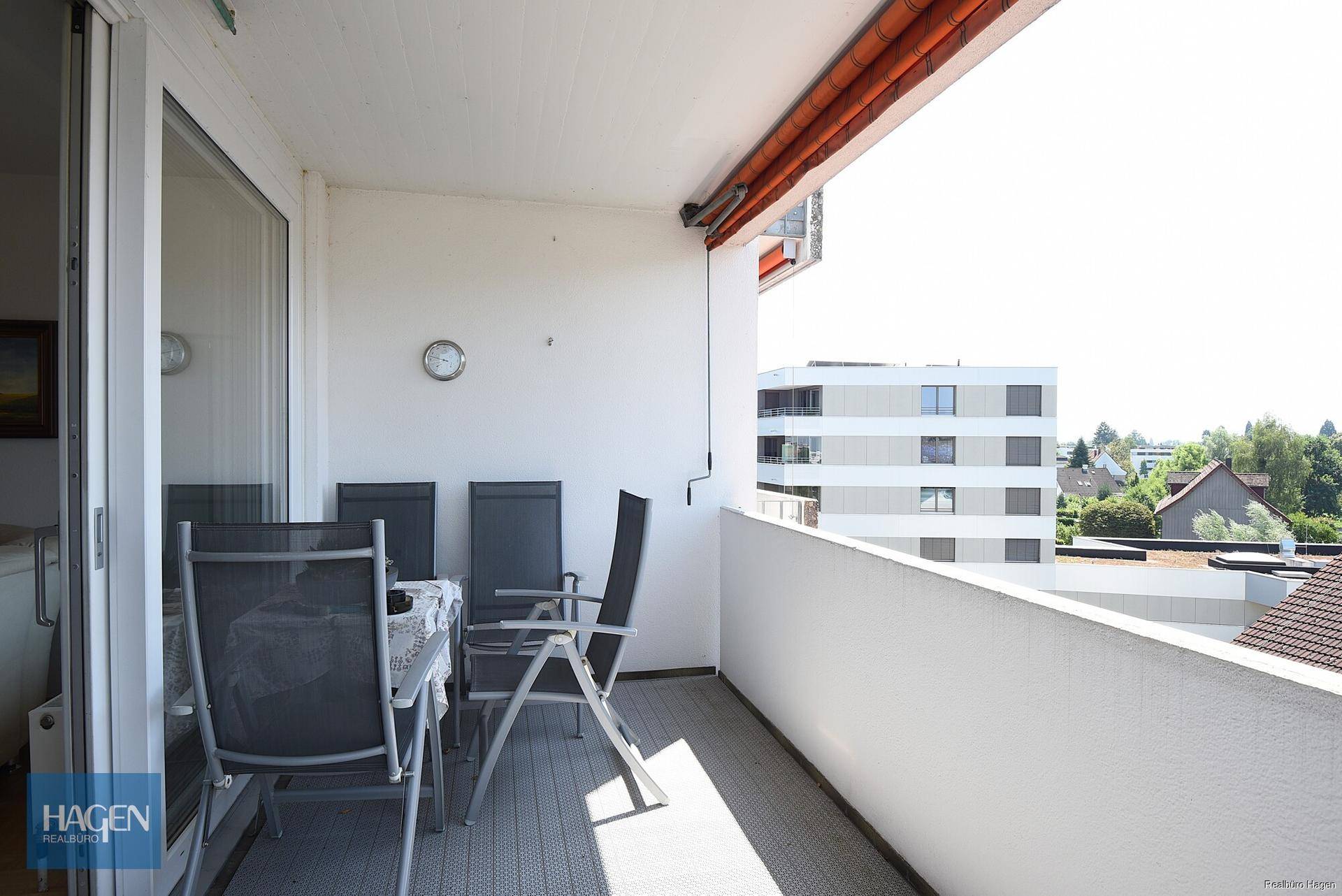 Möblierter Balkon mit Sitzgelegenheiten und Blick auf die Umgebung.