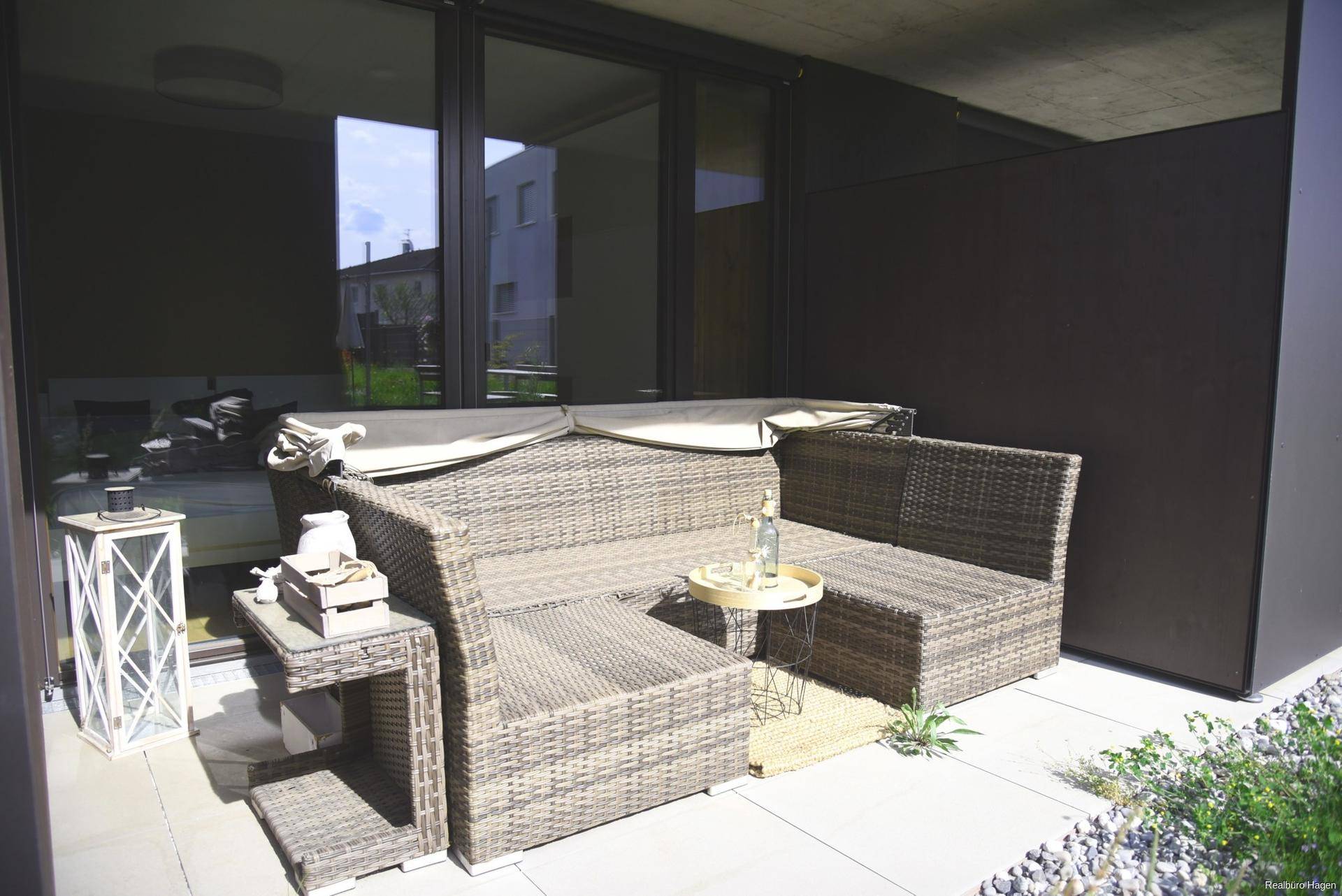 Geräumige Terrasse mit bequemen Outdoor-Möbeln, ideal zum Entspannen im Freien.