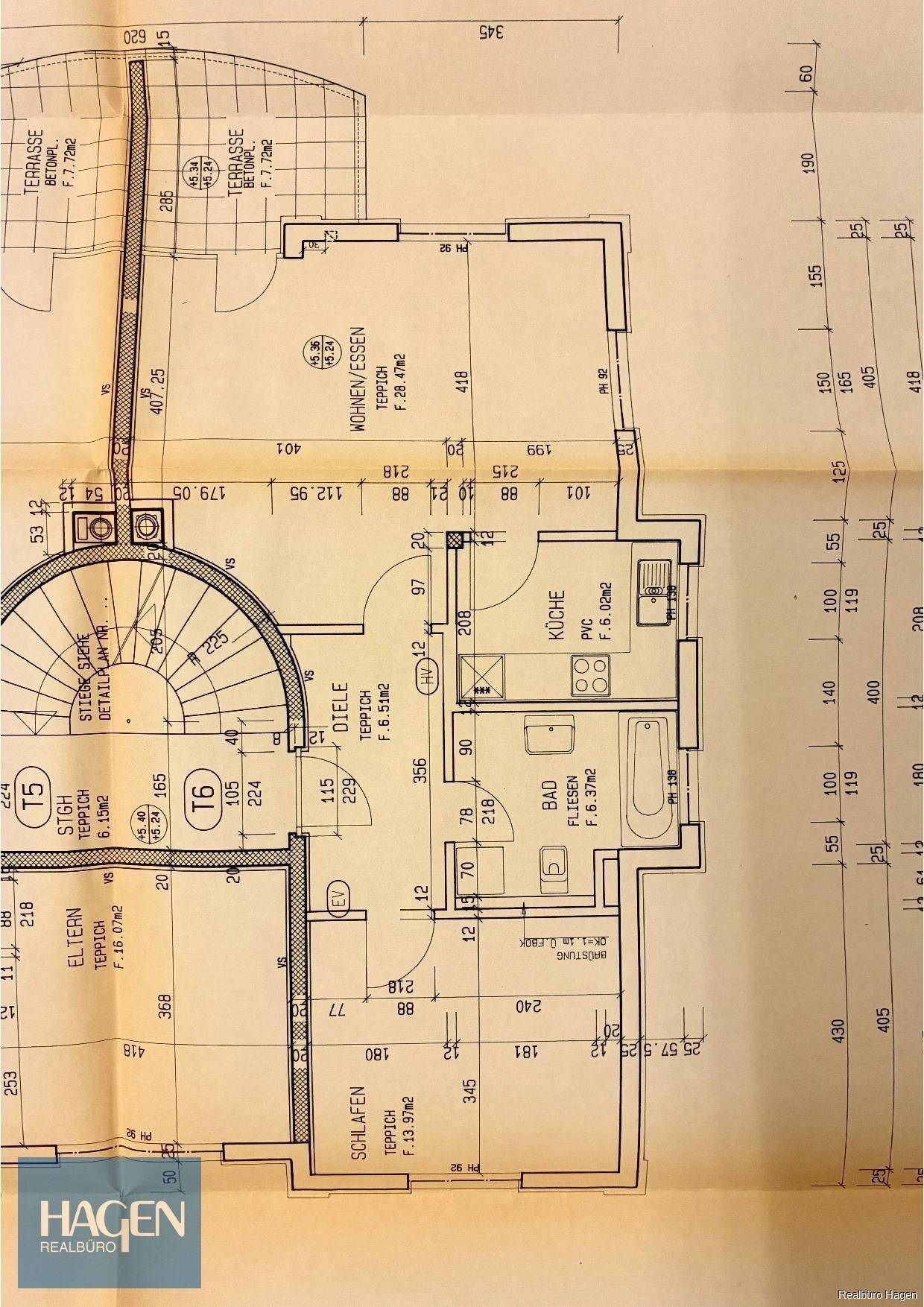 Detaillierter Grundriss einer Wohnung mit mehreren Zimmern, Bad, Küche und Terrasse.