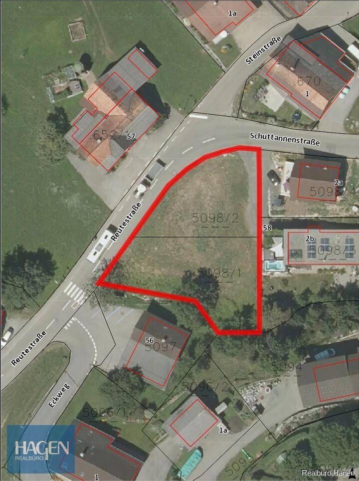 Katasterplan mit rot markiertem Grundstück, umliegenden Straßen und Gebäuden.