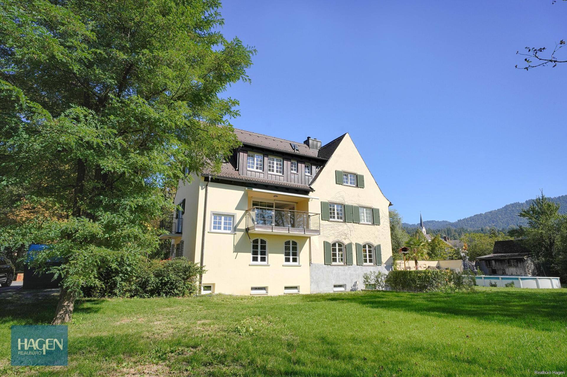 Charmantes Anwesen mit weitläufigem Garten und Blick auf die umliegende Landschaft.