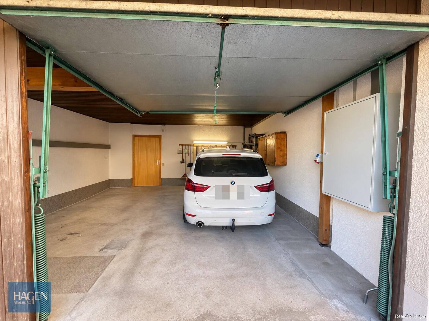 Geräumige Garage mit ausreichend Platz für ein Fahrzeug und zusätzlichem Stauraum.
