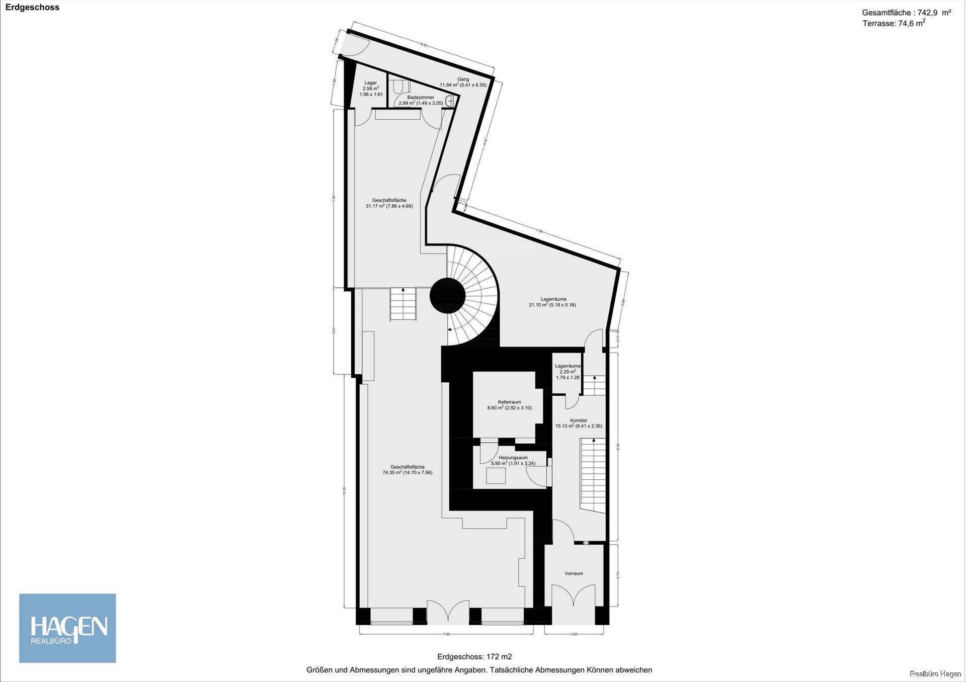 Grundriss des Erdgeschosses mit großem Wohnbereich, Küche, Essbereich, Gäste-WC und Loggia.