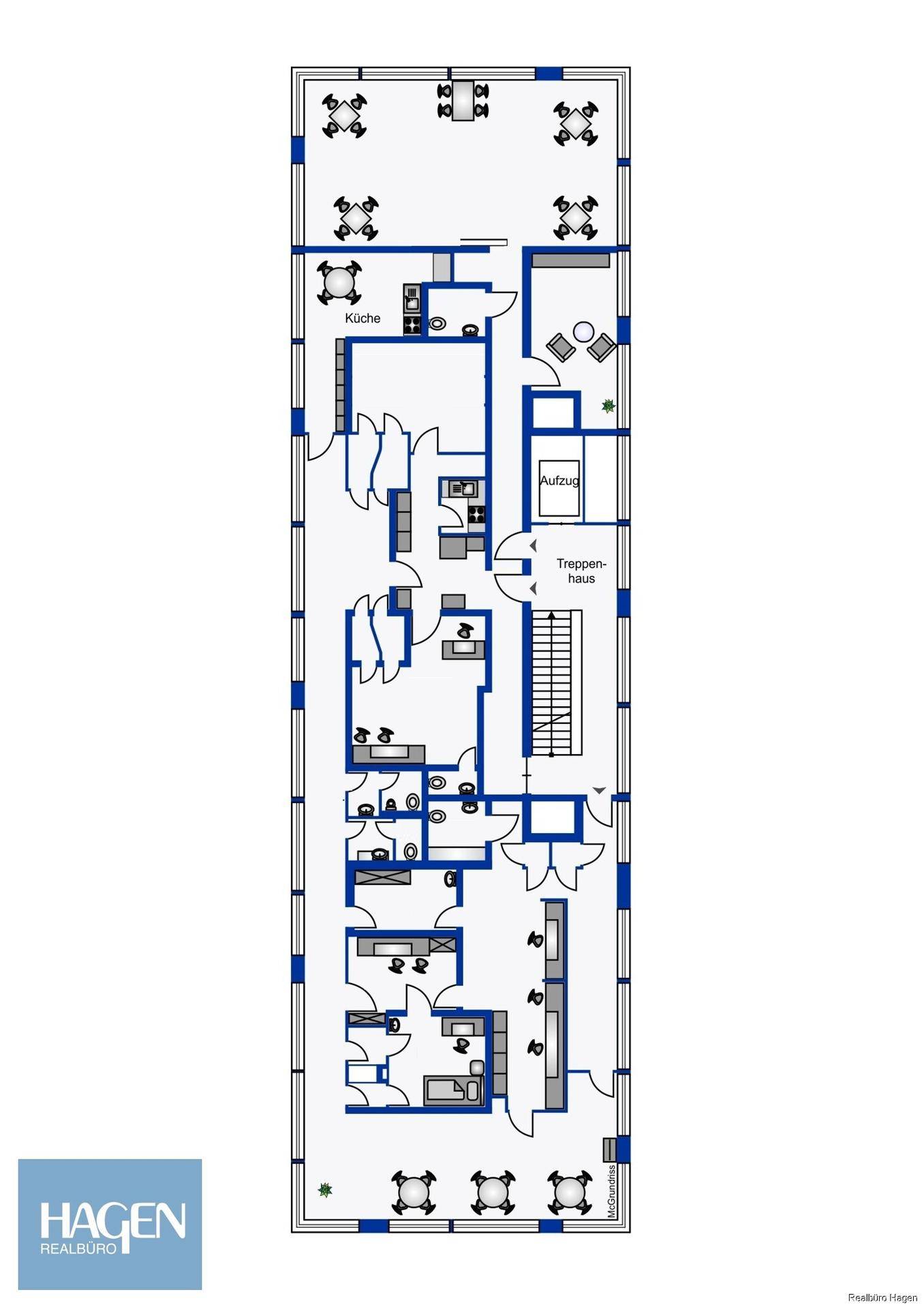 Detaillierter Grundriss eines Gebäudes mit mehreren Räumen, Küche, Aufzug und Treppenhaus.