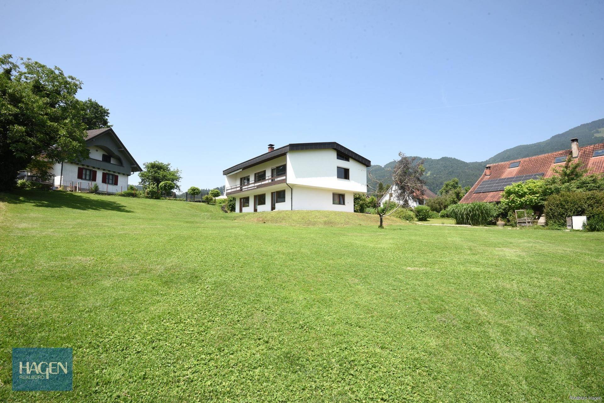 Freistehendes Haus mit großem Garten und Bergblick in ländlicher Umgebung.