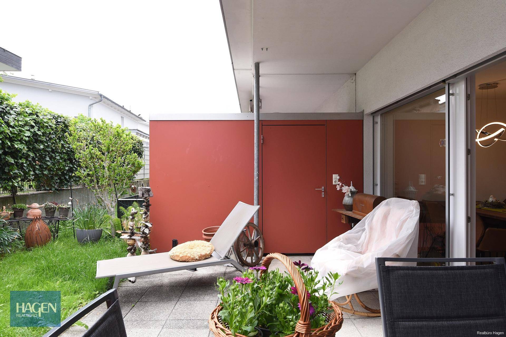 Terrasse mit Abstellkammer