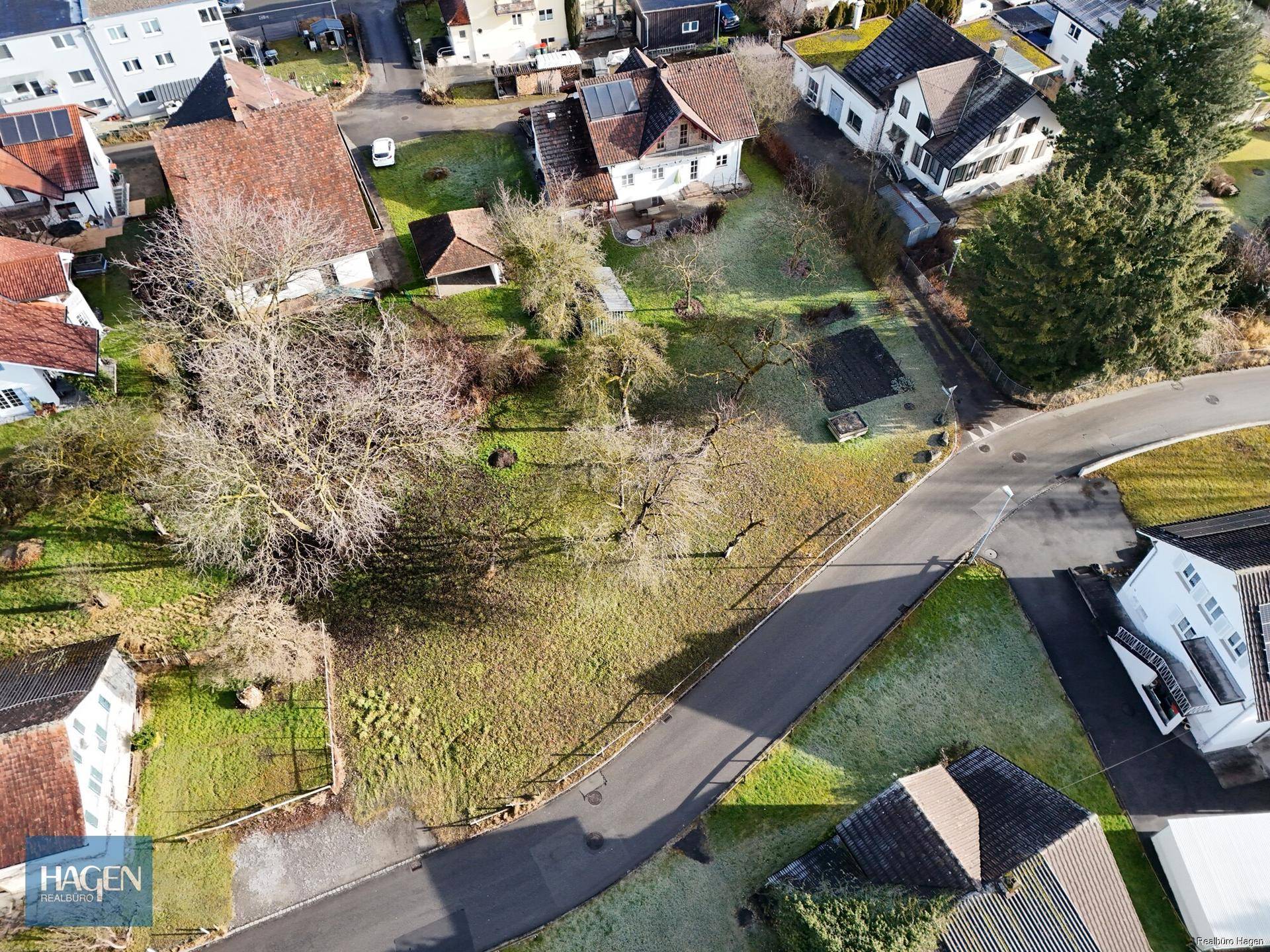 Luftbild des Grundstücks mit angrenzenden Gärten und Wohnhäusern in sonniger Lage.