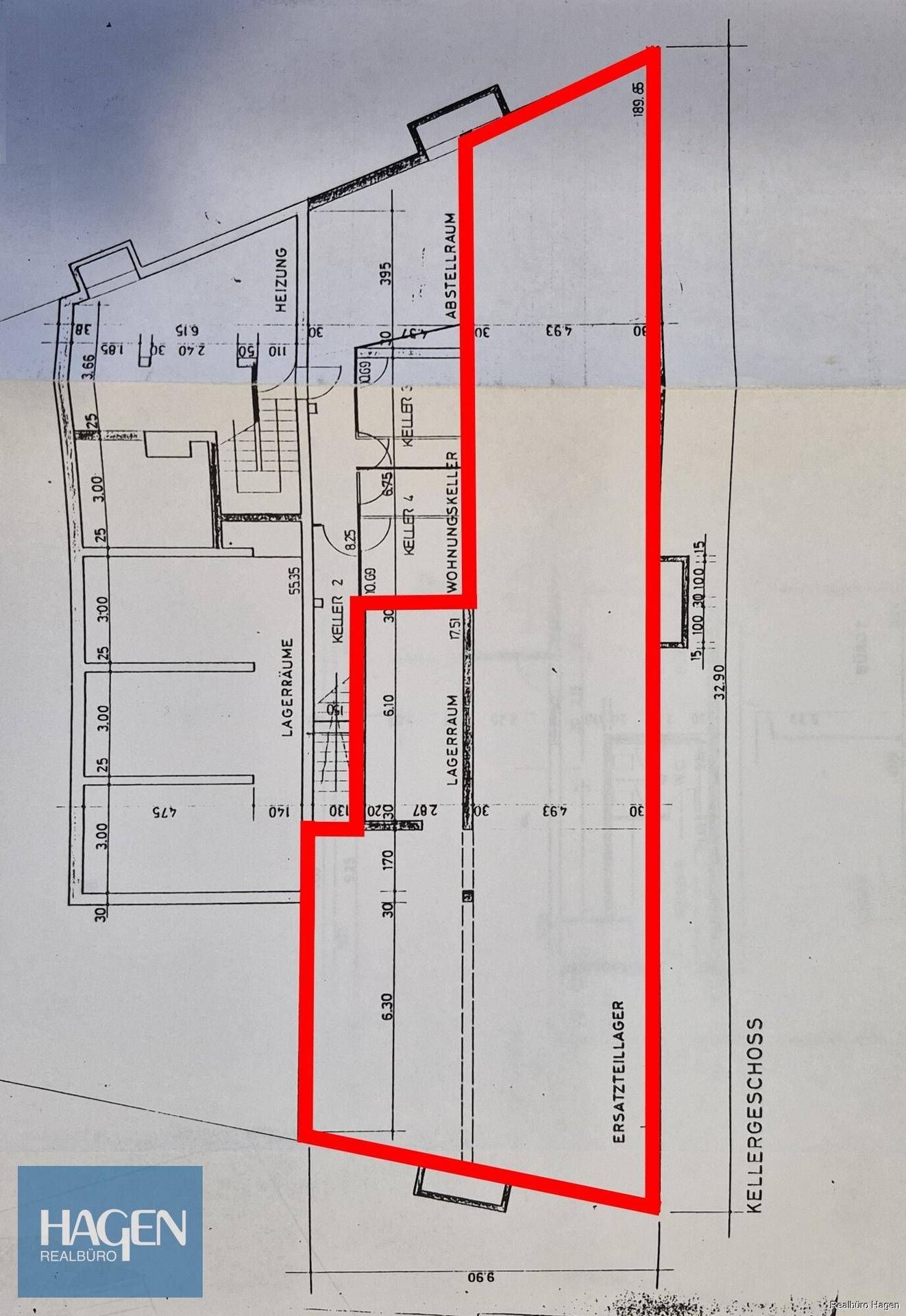 Grundriss des Kellergeschosses mit mehreren Lagerräumen, Kellern und Heizungsraum, hervorgehoben durch eine rote Umrandung.