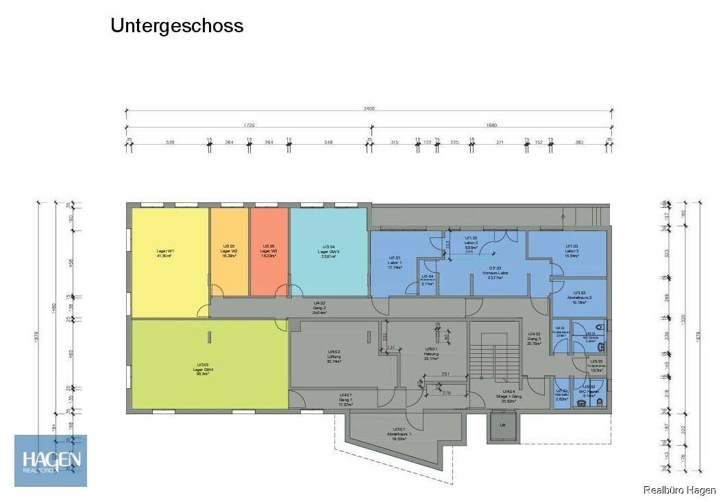 Grundriss des Untergeschosses mit verschiedenen Räumen und Treppenhaus.