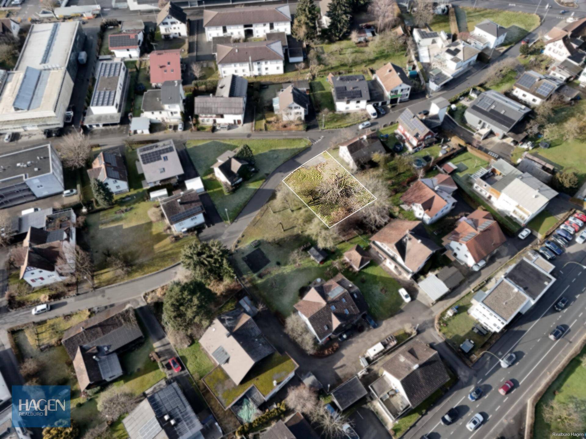 Weitläufige Luftaufnahme des Baugrundstücks in einer etablierten Wohnsiedlung mit guter Infrastruktur.