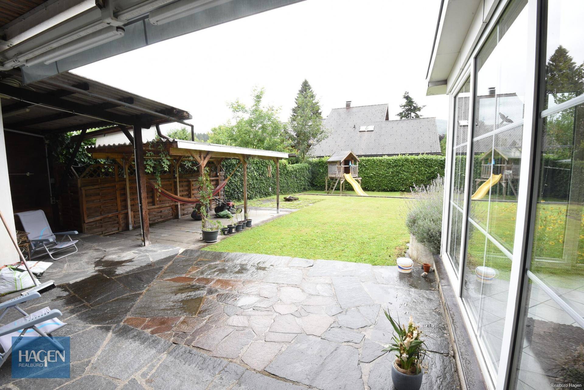 Terrasse und Pergola
