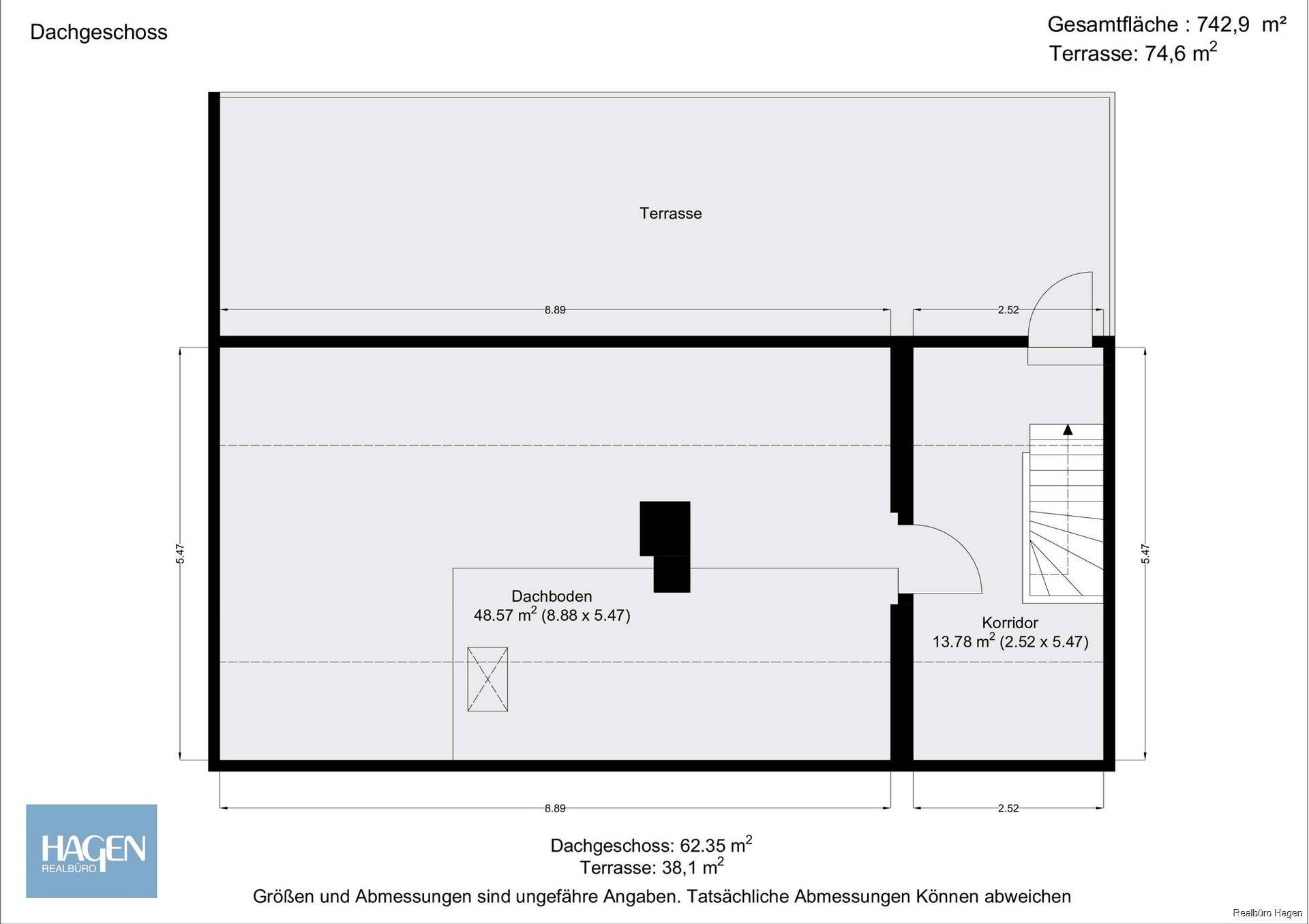 Grundriss des Dachgeschosses mit Dachboden, Korridor und einer weitläufigen Dachterrasse.