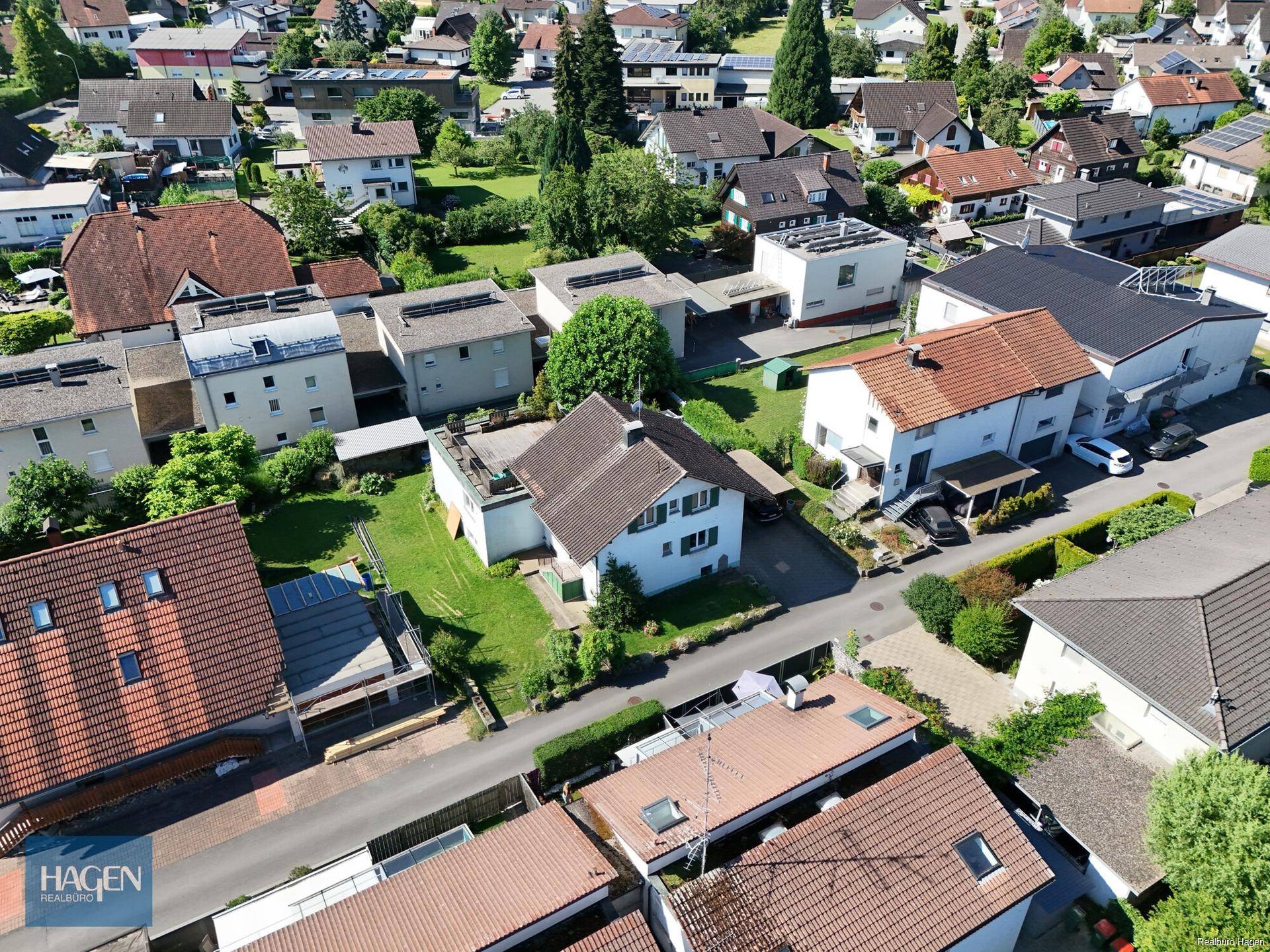 Weitläufige Luftaufnahme der Wohnsiedlung mit vielen Grünflächen und Häusern.