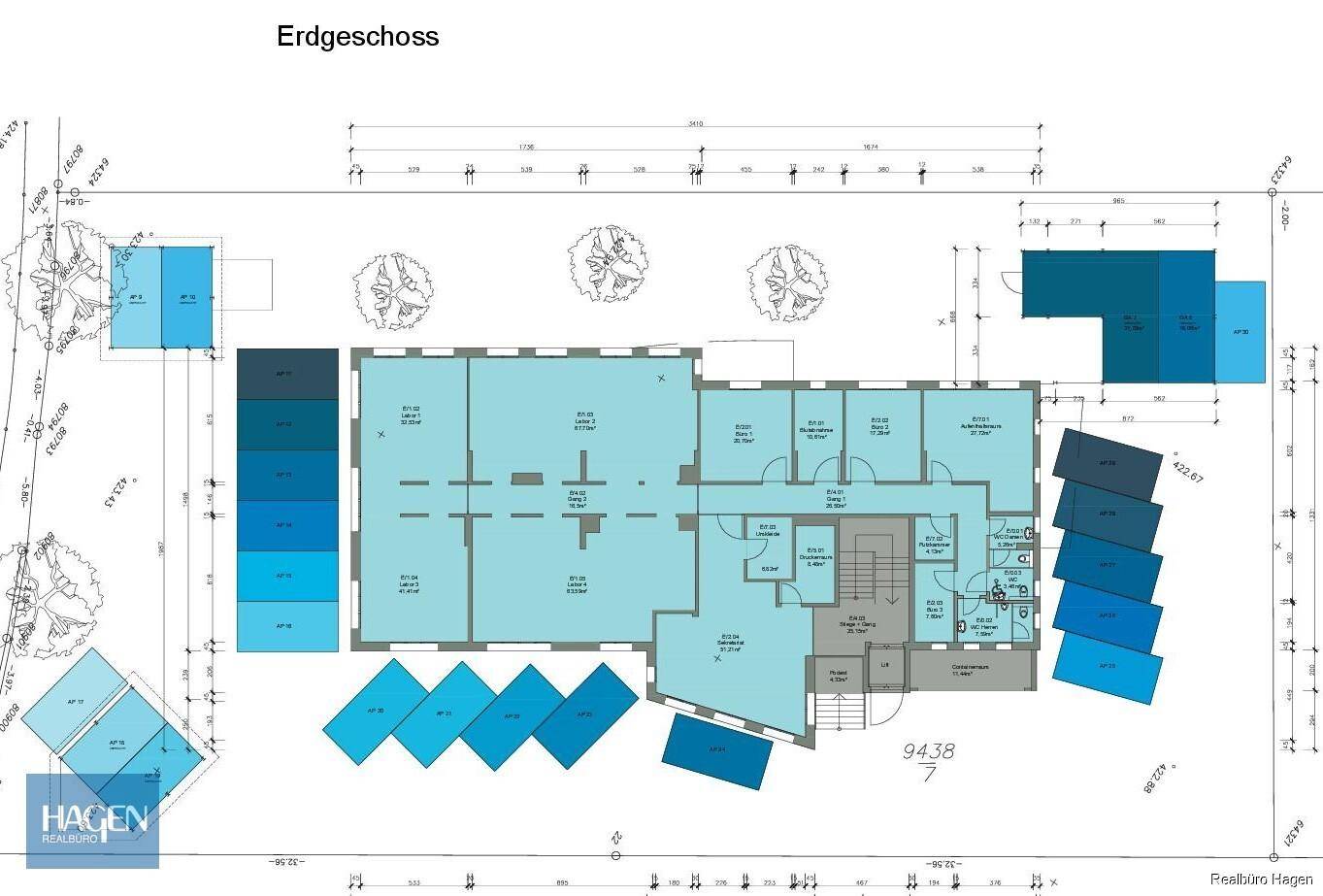 Grundriss des Erdgeschosses mit verschiedenen Räumen und Außenbereichen.