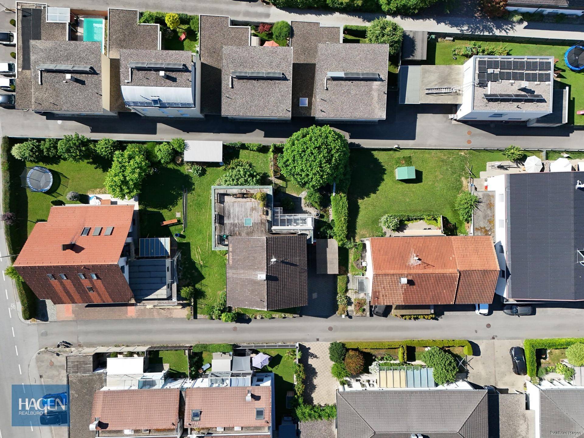 Senkrechte Luftaufnahme des Grundstücks mit Garten, Dachterrasse und Nachbarschaft.