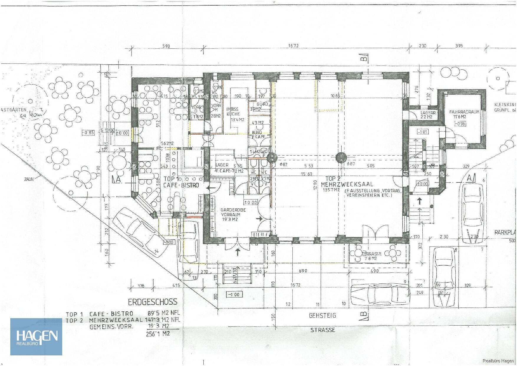 Detaillierter Grundriss des Erdgeschosses mit Café-Bistro, Mehrzwecksaal und Parkplätzen.