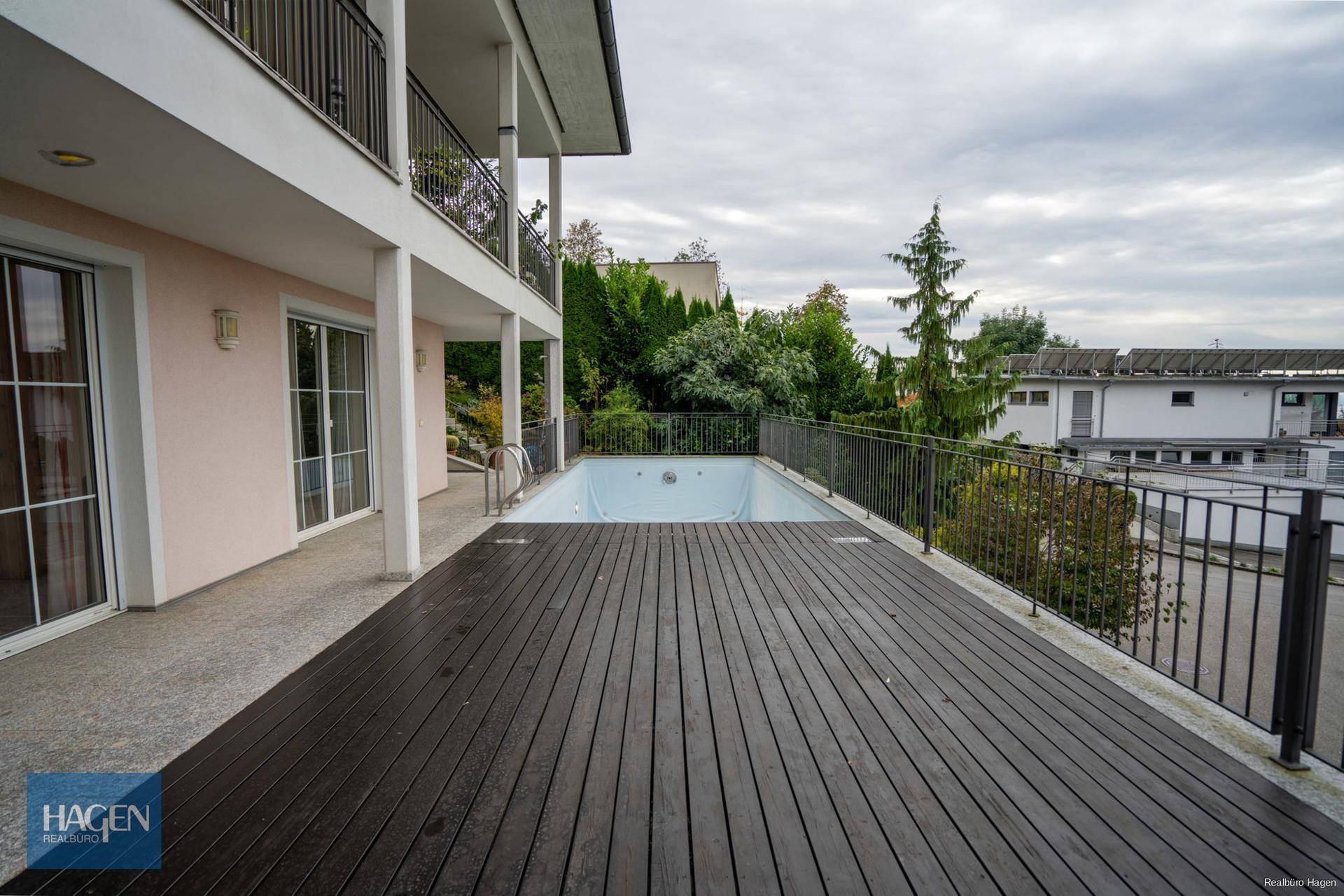 Terrasse mit Pool