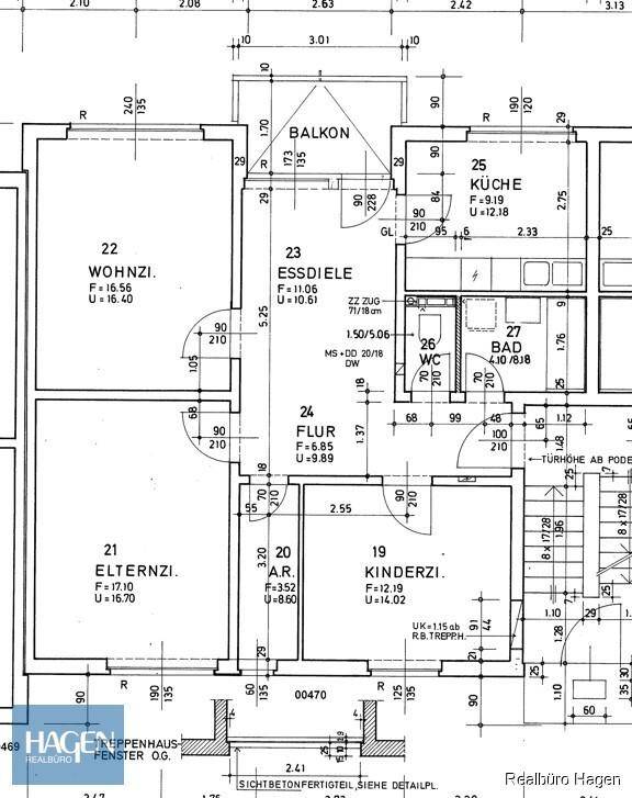 Grundrissplan einer Wohnung mit Balkon, Küche, Bad und drei Zimmern.