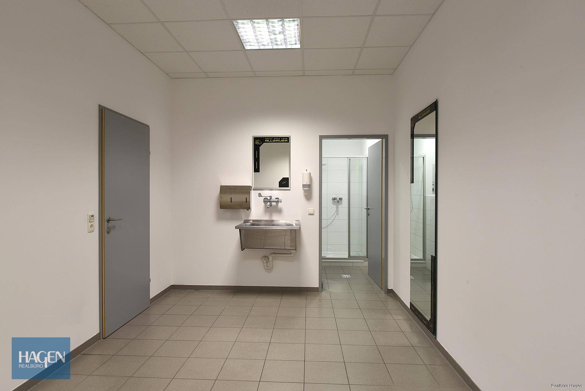 Umkleide mit Dusche
